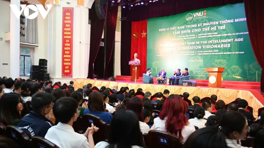 Vietnamese PM, WEF Executive Chairman highlight youth’s role in smart era